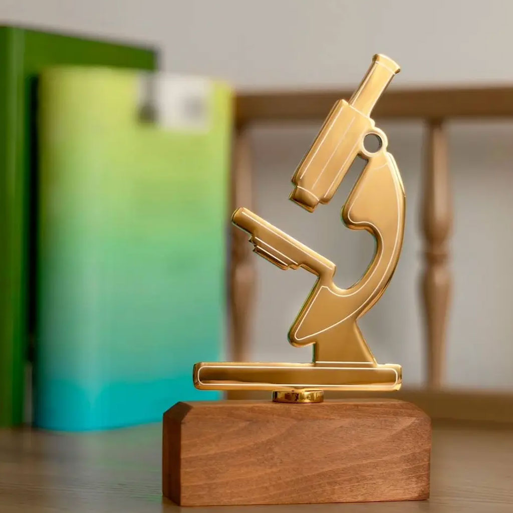 تندیس فلزی پایه چوبی میکروسکوپ کد TF-103 - تصویر 3